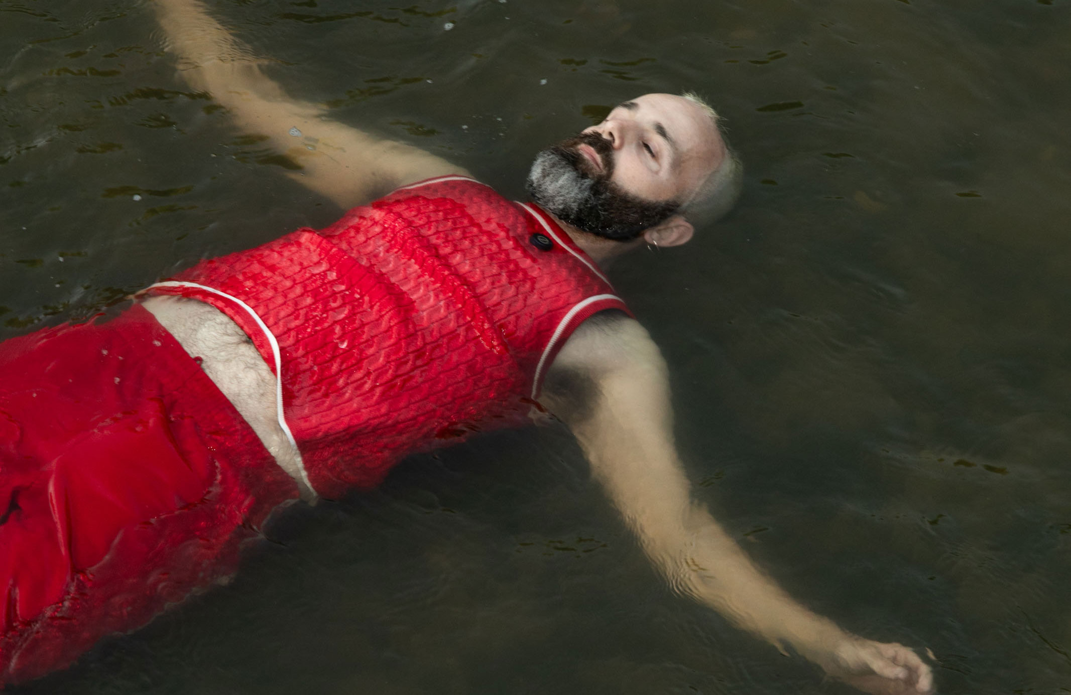 Óscar Bueno floating on the river