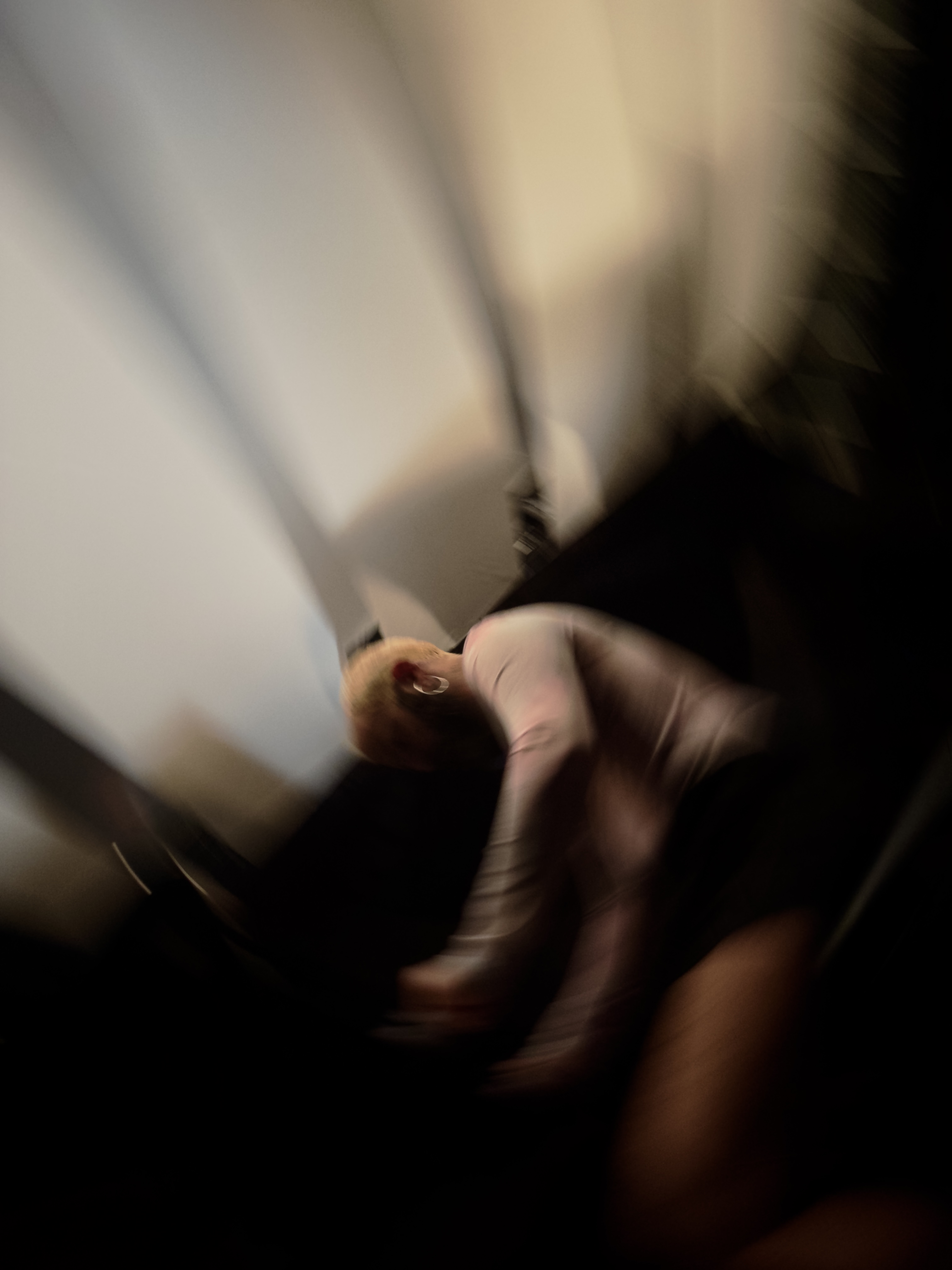 Defocus image of Óscar Bueno playing the piano